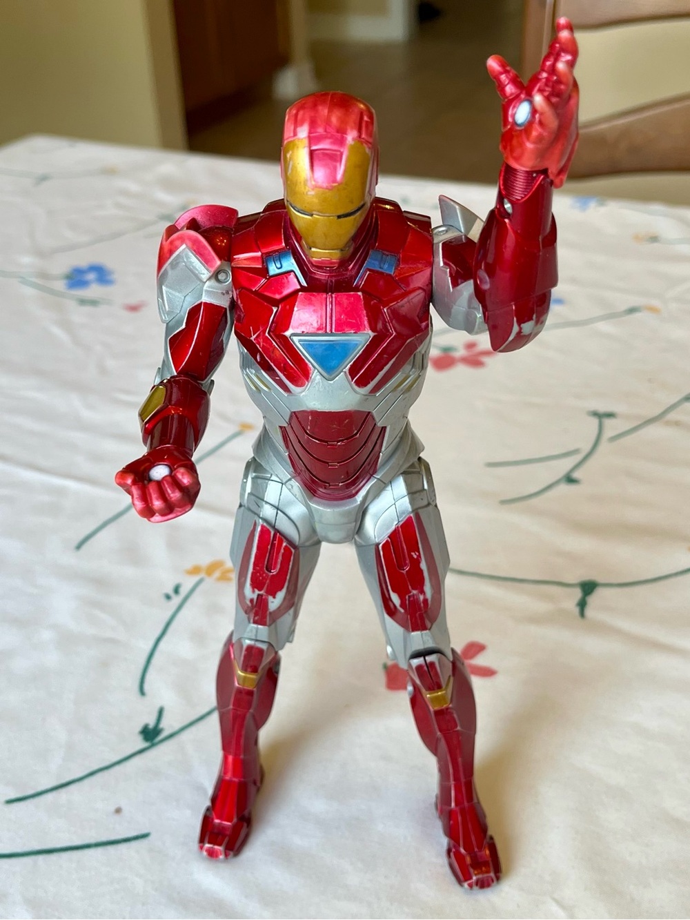 2010 Marvel Hasbro Iron Man 2 Repulsor Power Mark VI Talking Action Figure